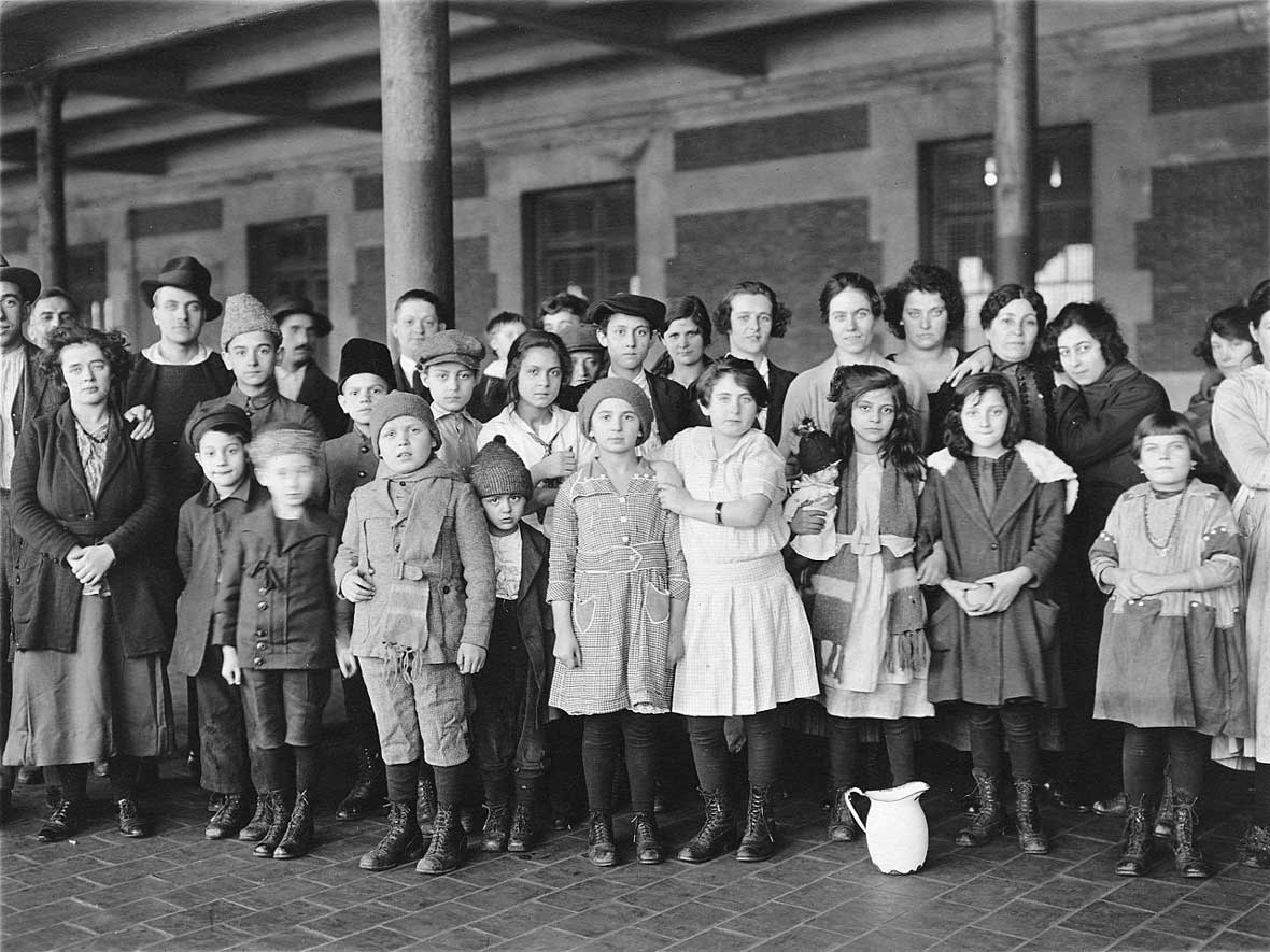 Migranti europei (donne e bambini) a Ellis Island, New York (1908).