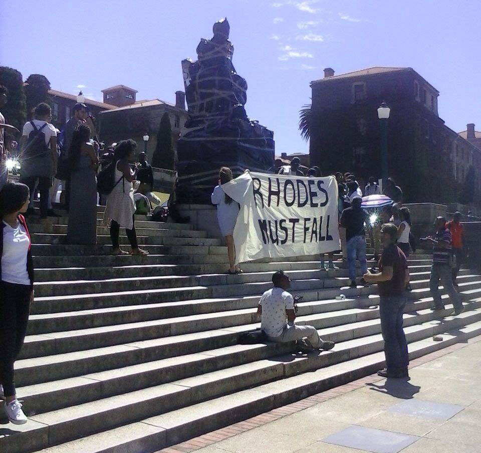 Gli studenti dell’Università di Città del Capo in Sudafrica chiedono la rimozione della statua di Cecil Rhodes dal loro campus