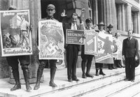 Foto scattata a Berlino il 31 luglio 1932 di fronte a un seggio elettorale in occasione dell’elezione del Reichstag