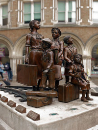Monumento Kindertransport alla stazione di Liverpool Street in ricordo del salvataggio da parte degli inglesi di 10.000 bambini ebrei dalla persecuzione nazista.