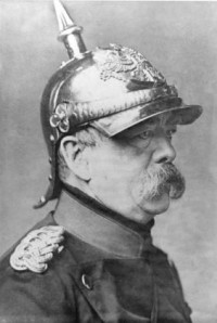 Otto von Bismarck con l'elmo chiodato prussiano (foto, 1871).
