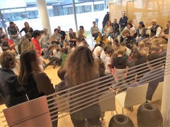 2. Gruppi di bambini discutono animatamente, osservati da genitori partecipi Nell’isola di Lost