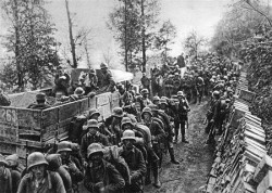 Truppe tedesche lungo la valle dell'Isonzo durante la battaglia di Caporetto.