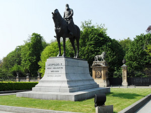La statua del re Leopoldo II del Belgio in Place du Trône a Bruxelles. Una petizione ne ha chiesto la rimozione. https://commons.wikimedia.org/wiki/File:Leopold_II_Statue_at_Place_du_Tr%C3%B4ne_-_panoramio.jpg