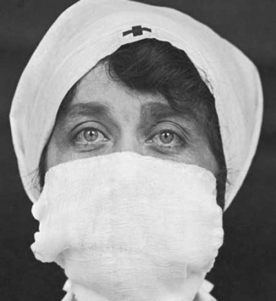 Un’infermiera della Croce Rossa indossa una mascherina durante la pandemia del 1918 (da Jstor)