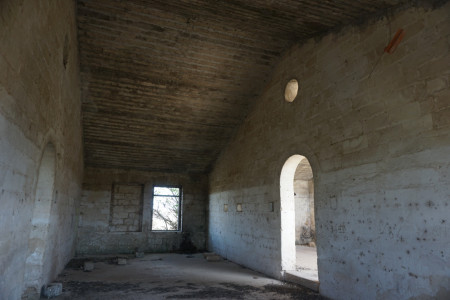 2. L’interno di una delle baracche superstiti. Su muri e pavimenti le tracce e i graffiti di prigionieri e soldati di leva, dal 1942 al 1990 L’interno di una delle baracche superstiti. Su muri e pavimenti le tracce e i graffiti di prigionieri e soldati di leva, dal 1942 al 1990