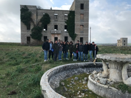 1. Sopralluogo al campo 65. In primo piano la fontana del giardino dell’avancampo e la palazzina comando. Sullo sfondo una delle torrette di guardia Sopralluogo al campo 65. In primo piano la fontana del giardino dell’avancampo e la palazzina comando. Sullo sfondo una delle torrette di guardia