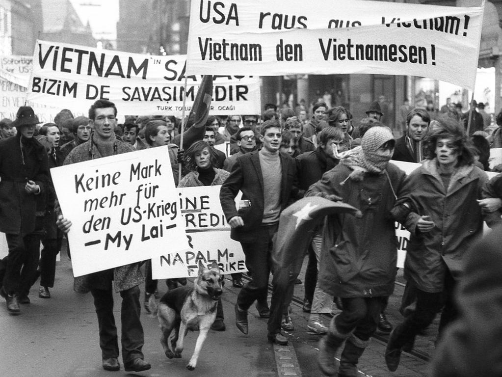 PROTESTE CONTRO LA GUERRA DEL VIETNAM IMMAGINE 4