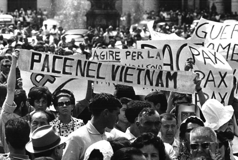 PROTESTE CONTRO LA GUERRA DEL VIETNAM IMMAGINE 6