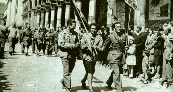 Manifestazione di partigiani per le strade di Milano