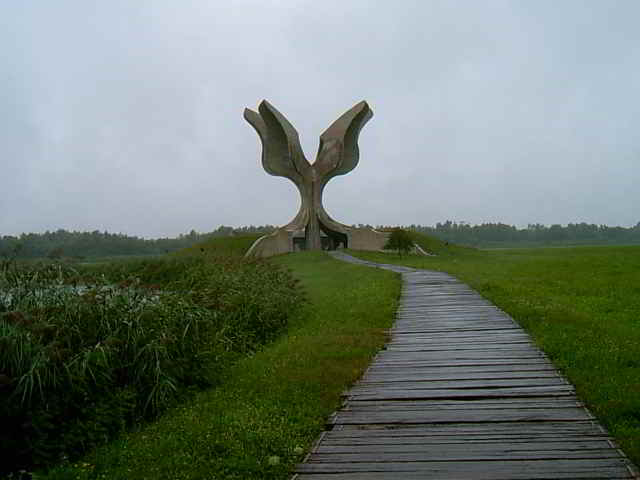 Monumento della memoria presso il campo di concentramento di Jasenovac (Croazia).