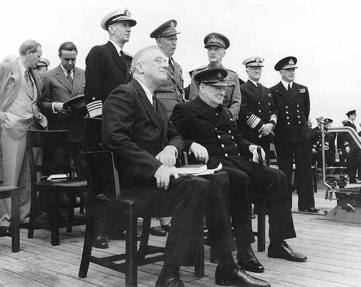 Franklin D. Roosevelt e Winston Churchill sul ponte della Prince of Wales durante la Conferenza della Carta Atlantica a Placentia Bay, Terranova (10-12 agosto 1941).