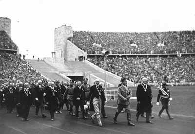 Adolf Hitler accompagnato da membri del Comitato Olimpico (Berlino, Olimpiadi del 1936).