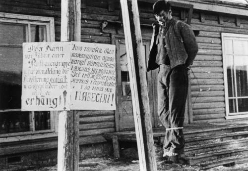 Esecuzione di un partigiano russo a Minsk, 1942-1943.