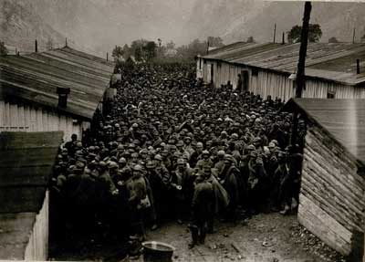 Soldati italiani in un campo di prigionia a Soca nel 1917
