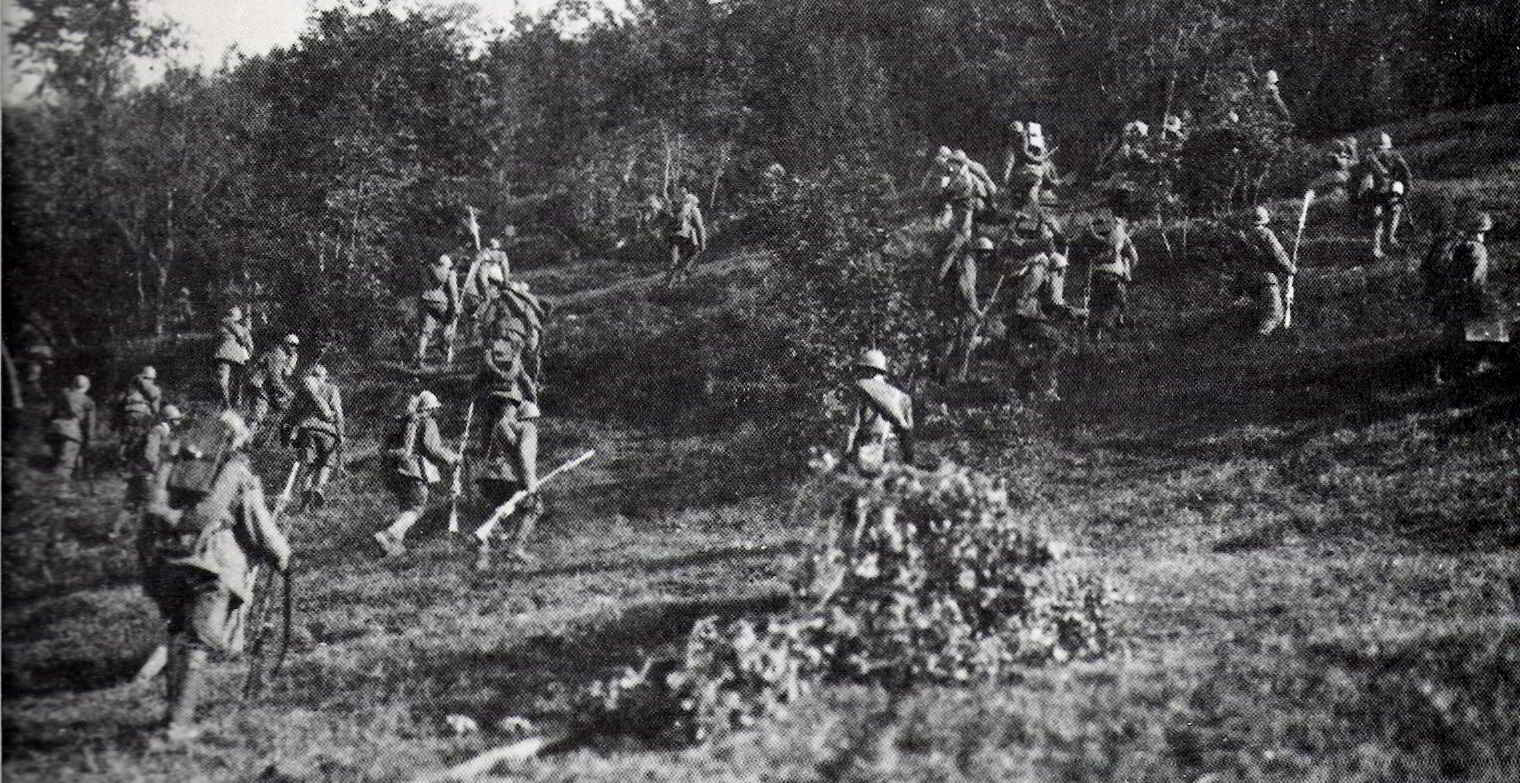 Truppe italiane in movimento sul Montello - linea del Piave 1918.