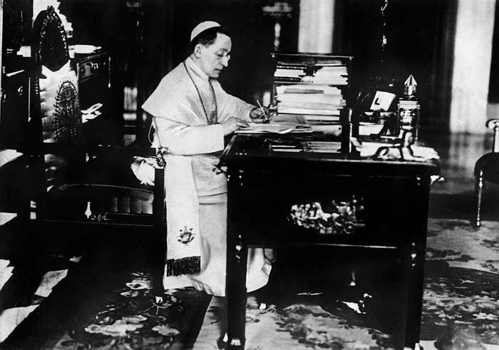 Papa Benedetto XV firma la lettera contro “l’inutile strage” (1° agosto 1917).