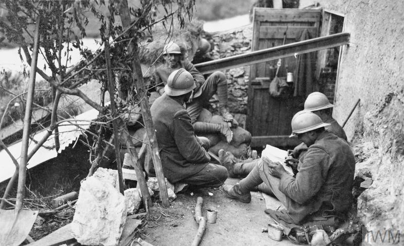Soldati italiani che scrivono lettere dal fronte.