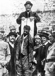 Il sorriso del boia viennese fotografato dopo l'esecuzione del patriota italiano Cesare Battisti a Trento nel 1916.