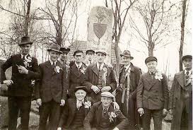 Gli abitanti di Sülfeld ritratti davanti al monumento a ricordo della vittoria dei nazionalsozialisti alle elezioni del Reichstag del 5 marzo 1933.