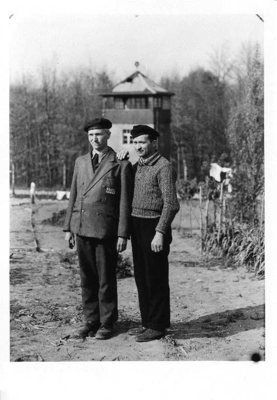 I sopravvissuti Alfred Stüber (a destra) e Ludwig Stikel in una foto scattata dopo il 20 aprile 1945 nel campo di concentramento di Buchenwald.