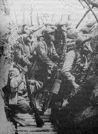 Prima guerra mondiale: soldati francesi in trincea prima dell’assalto
