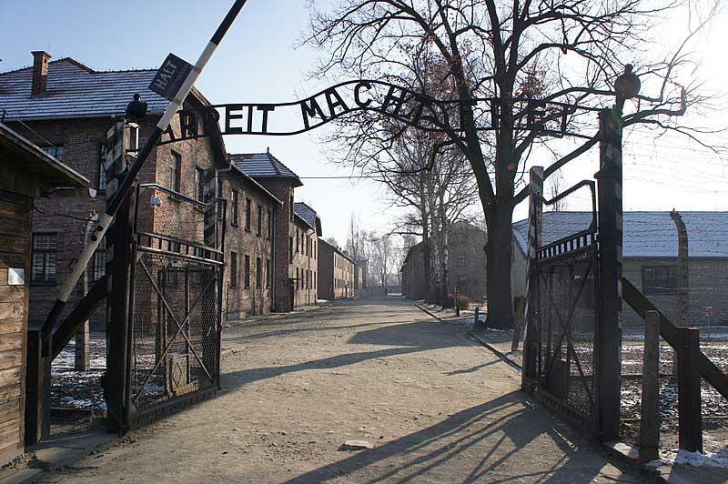  Ingresso al campo di concentramento e di sterminio di Auschwitz. 