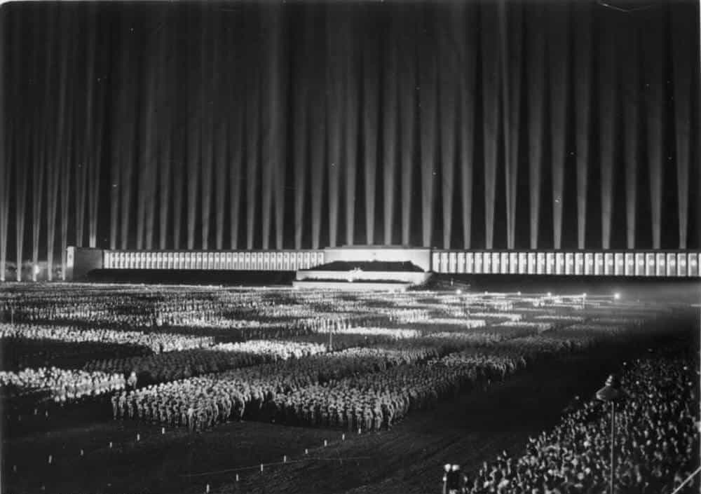 “Lichtdom” (Cattedrale di luce), raduno nazista a Norimberga (8 settembre 1936)