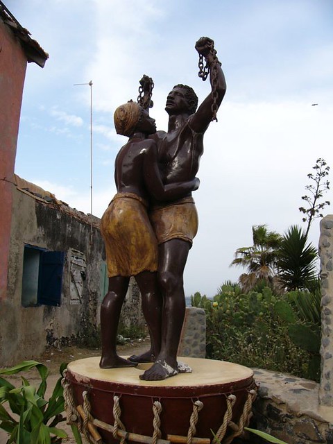 Immagine 6. Statua che commemora abolizione della schiavitù a Dakar
