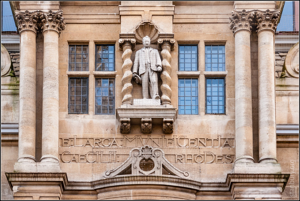 La statua di Cecil Rhodes all’Oriel College di Oxford