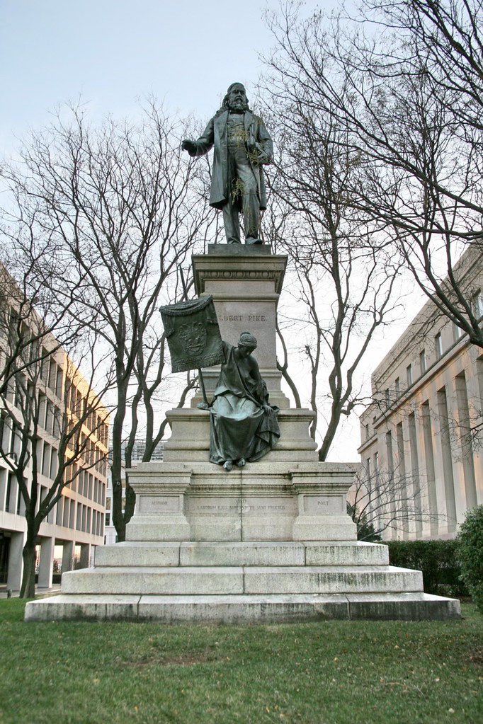 La statua di Albert Pike in Washington D.C. ancora in piedi sul suo piedistallo di granito, dal quale è stata rovesciata lo scorso 19 giugno. https://commons.wikimedia.org/wiki/File:Albert_Pike_Statue,_Washington_DC_.jpg