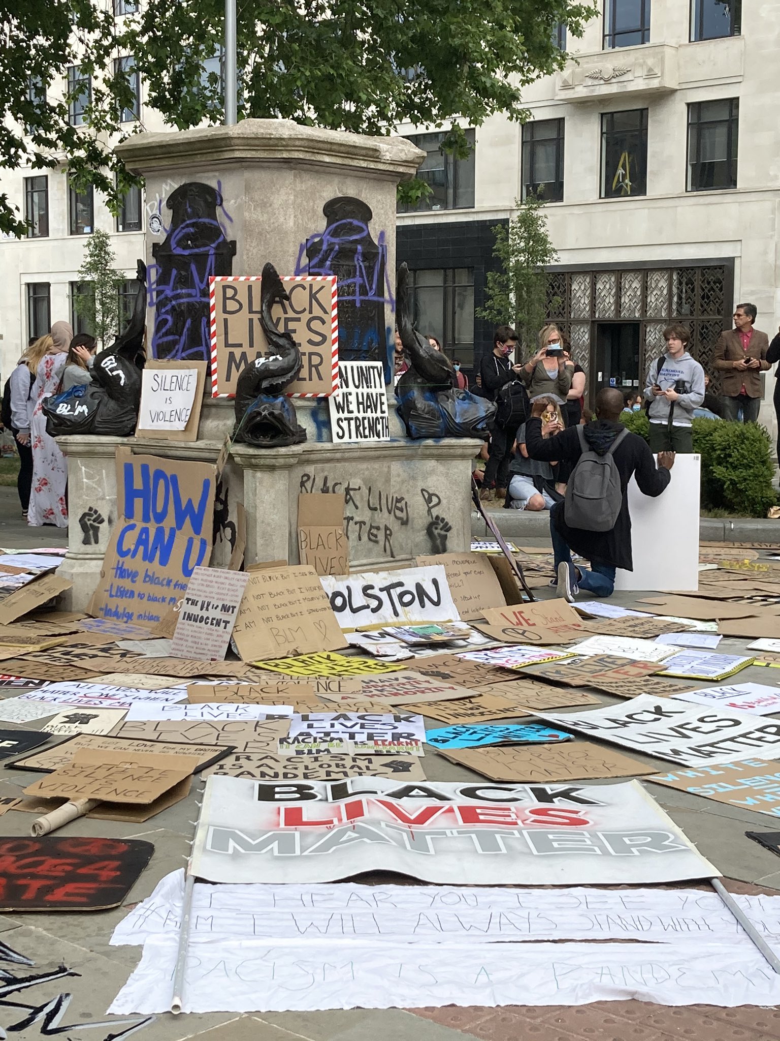 Il piedistallo vuoto della statua di Edward Colston a Bristol, abbattuta lo scorso 7 giugno durante le proteste del “Black Live Matters”. https://commons.wikimedia.org/wiki/File:Edward_Colston_-_empty_pedestal.jpg