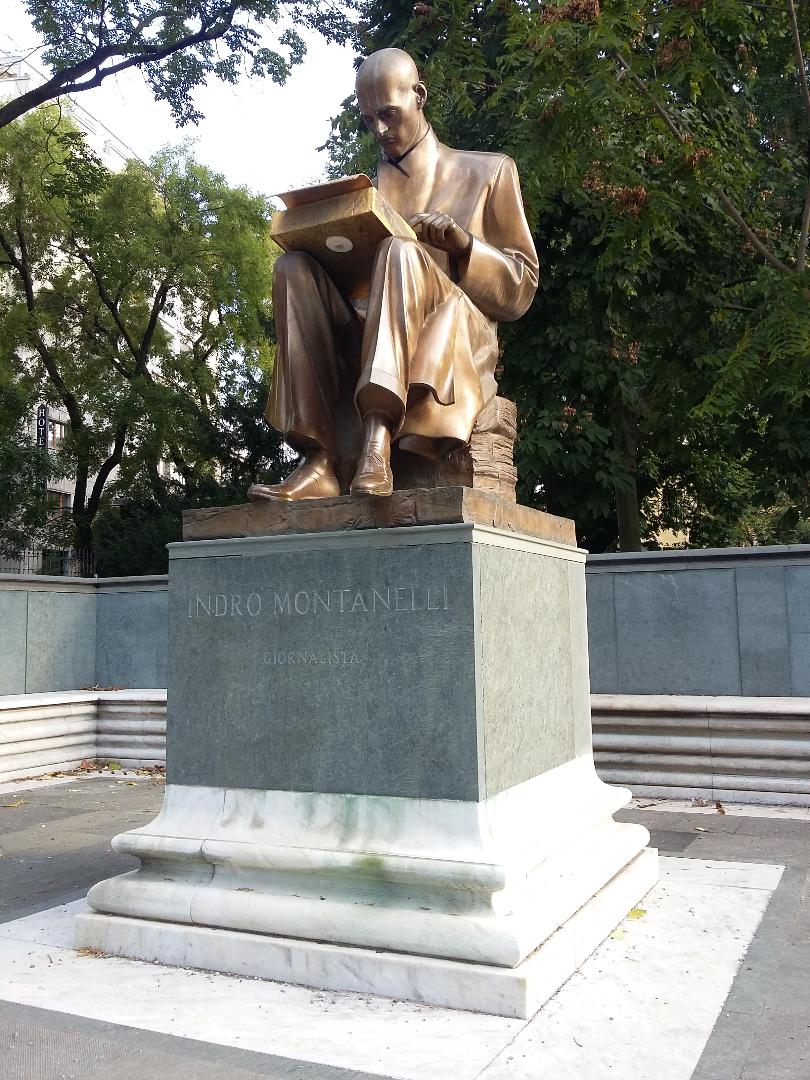 Il monumento a Indro Montanelli nei Giardini Pubblici a lui dedicati vicino Porta Venezia a Milano. Lo scorso 13 giugno la statua è stata imbrattata con vernice rossa. https://it.m.wikipedia.org/wiki/File:Monumento_a_Indro_Montanelli_Giardini_Pubblici_P.ta_Venezia.jpg