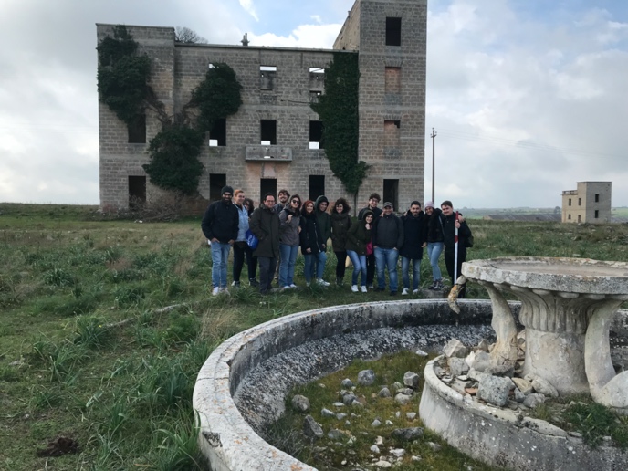 Sopralluogo al campo 65. In primo piano la fontana del giardino dell’avancampo e la palazzina comando. Sullo sfondo una delle torrette di guardia